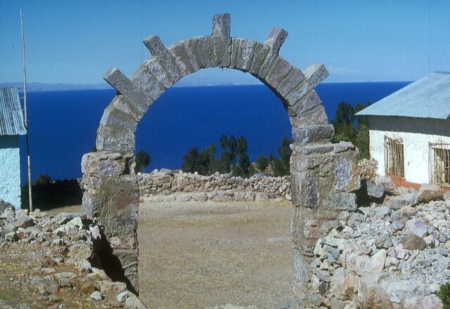 Arco in pietra sull'isola di Amantaní con il lago Titicaca sullo sfondo