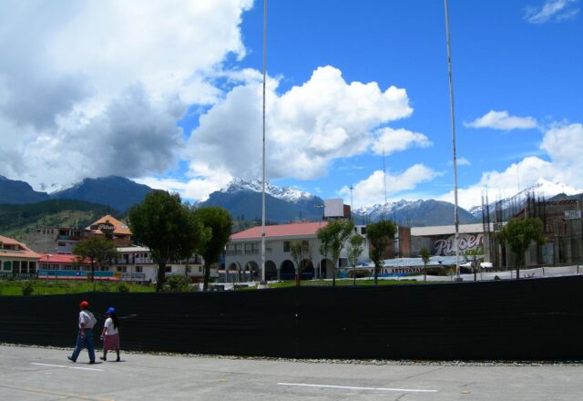 Plaza de Armas de Huaraz con nevados de la Cordillera Blanca al fondo