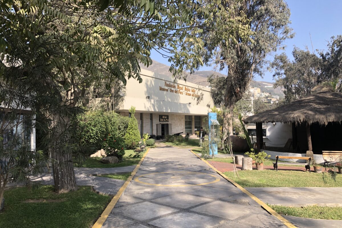 Entrada y jardines del Museo de Oro del Perú en Lima