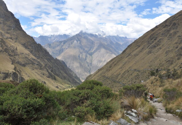 Sendero y montañas del paso Warmiwañusca en el Camino Inca